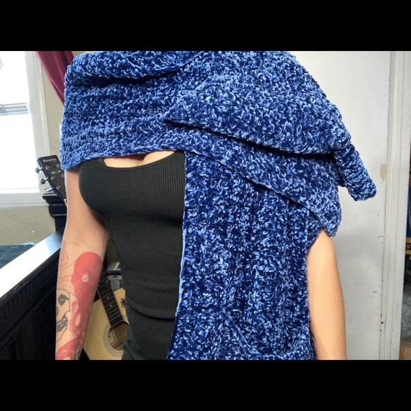 Blue velvet yarn scarf - Picture 8 of 9